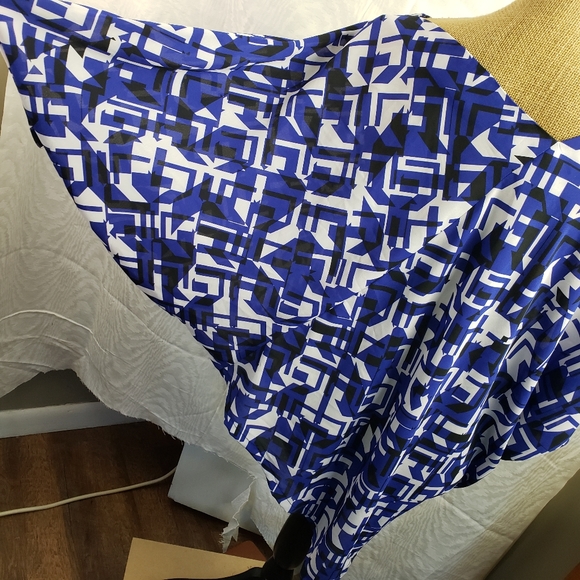 Vince Camuto Asymmetric blue  and white geometric top size L - Picture 7 of 8